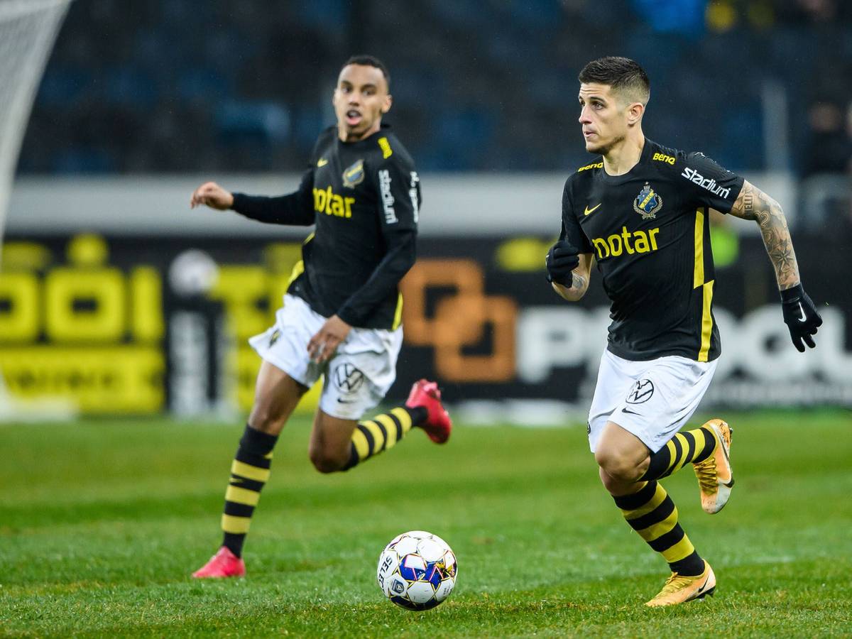 Nicolas Stefanelli führt den Ball