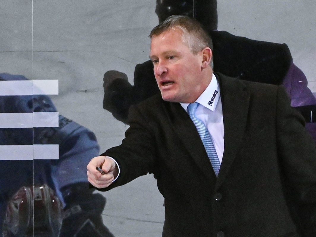 Trainer Niklas Sundblad von Schwenningen gibt seiner Mannschaft Anweisungen.