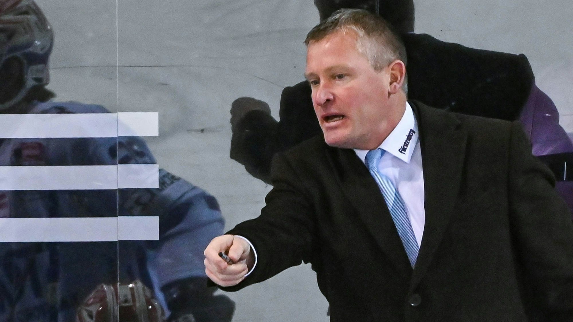 Trainer Niklas Sundblad von Schwenningen gibt seiner Mannschaft Anweisungen.