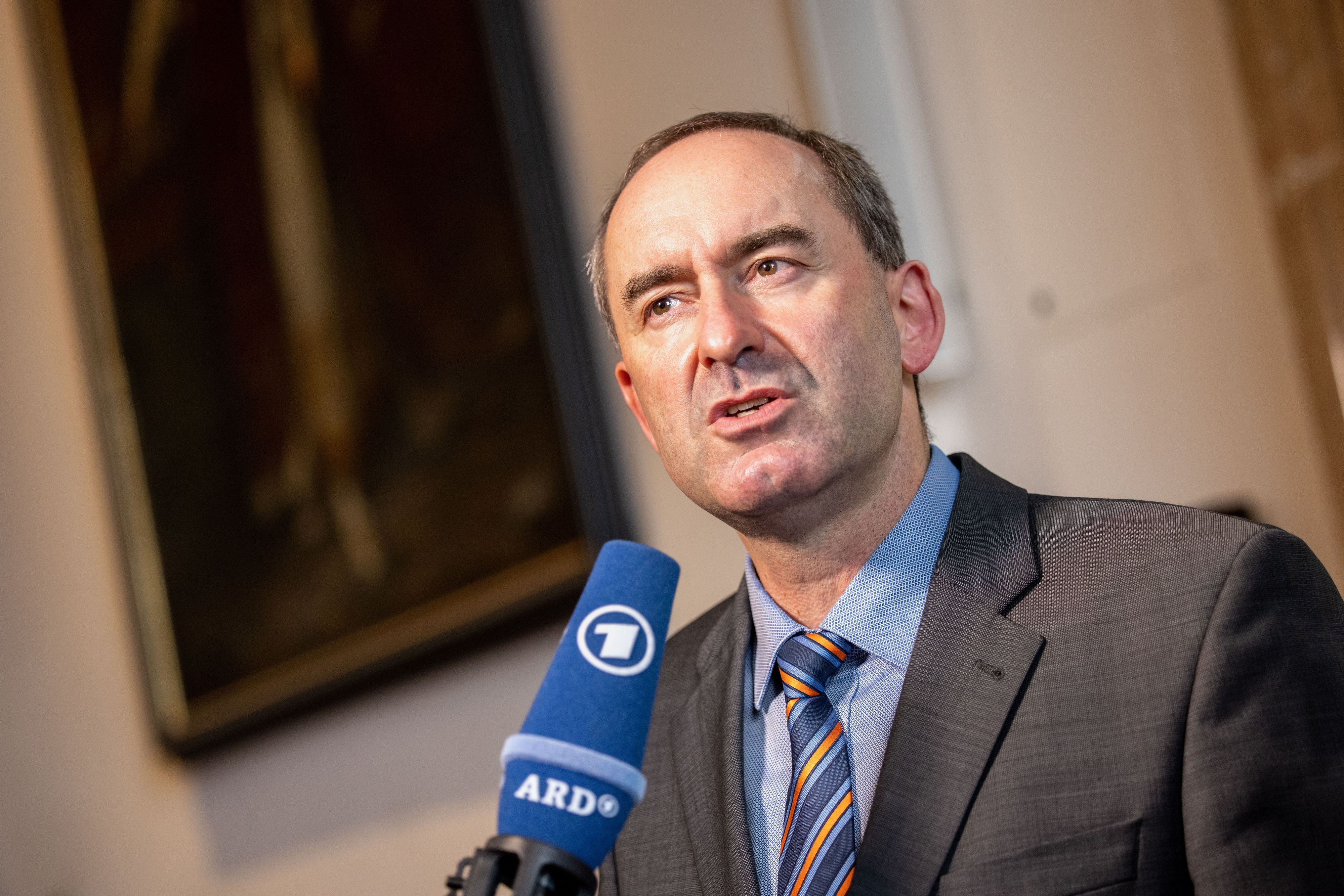 Auf dem Foto (aufgenommen am 29. September 2021) sieht man Hubert Aiwanger, Wirtschaftsminister und Landesvorsitzender der Freien Wähler in Bayern, der nach einer Plenarsitzung im bayerischen Landtag ein Interview gibt.