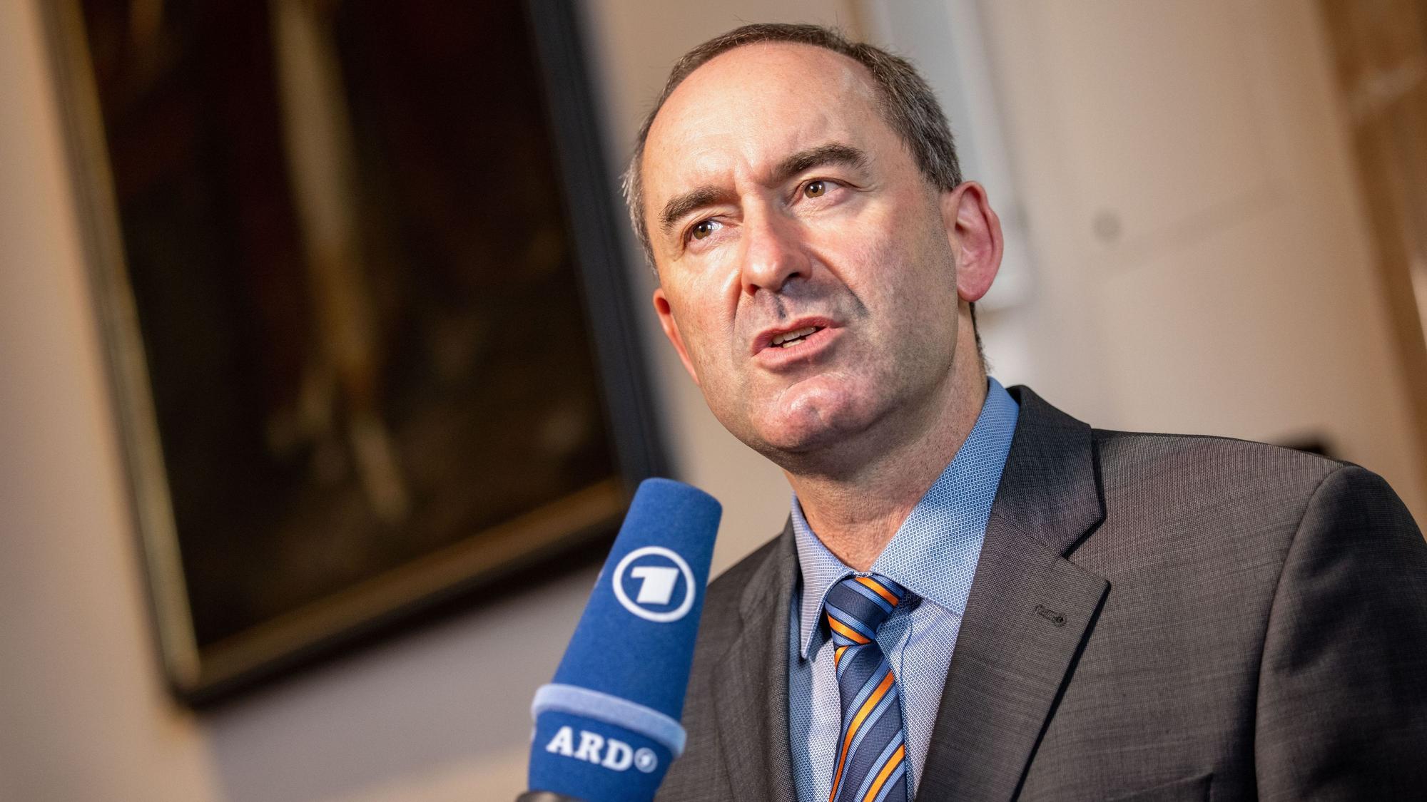 Auf dem Foto (aufgenommen am 29. September 2021) sieht man Hubert Aiwanger, Wirtschaftsminister und Landesvorsitzender der Freien Wähler in Bayern, der nach einer Plenarsitzung im bayerischen Landtag ein Interview gibt.