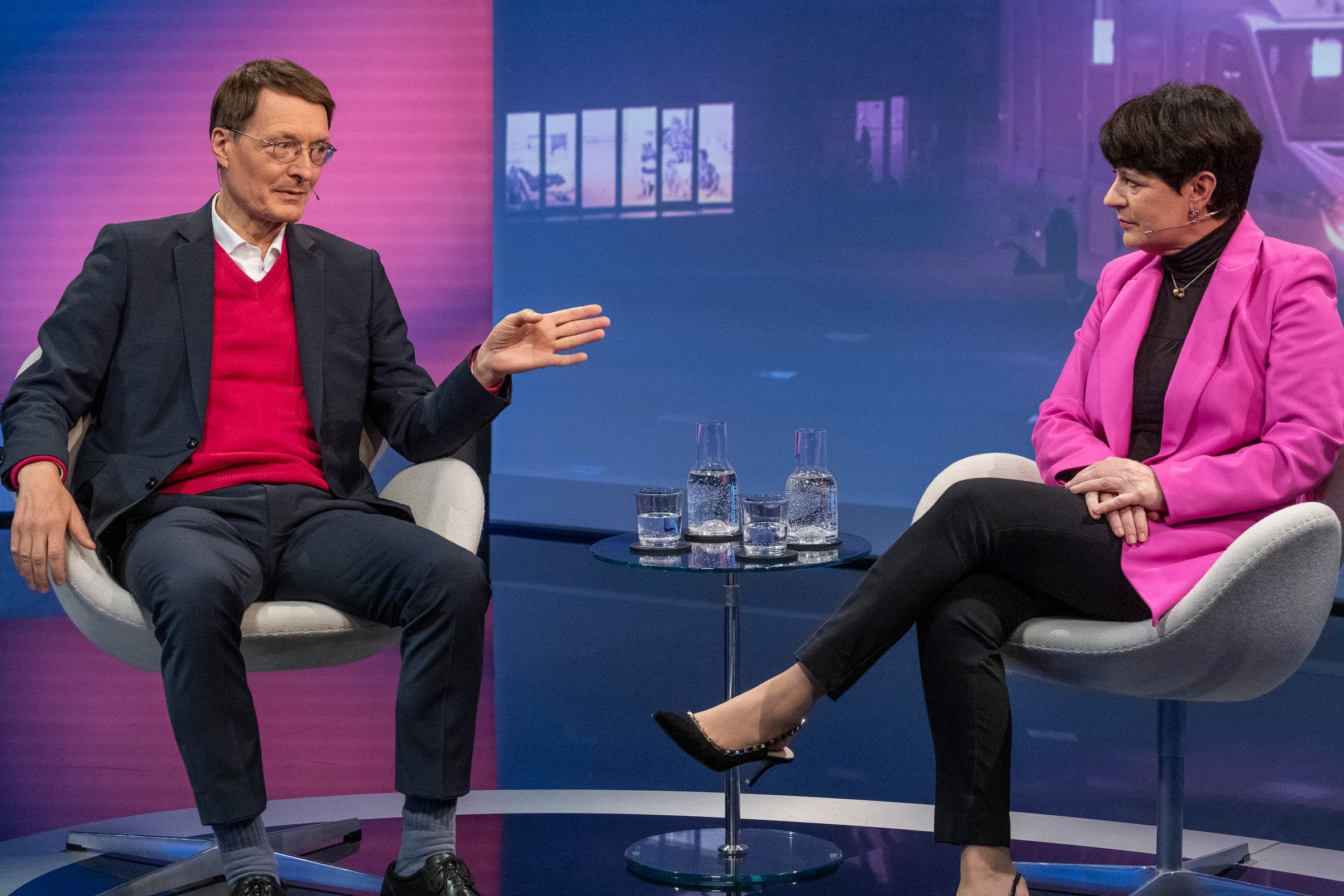 ARD-Sendung „Maischberger": Karl Lauterbach, SPD-Gesundheitsexperte (SPD) und Christine Aschenberg-Dugnus, FDP-Gesundheitsexpertin. Lauterbach fordert strenge Kontrollen und harte Konsequenzen für die, die z.B. die 2G-Regel nicht ausreichend kontrollieren.