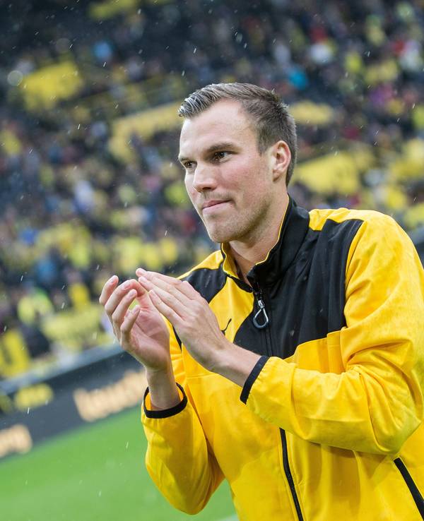 Kevin Großkreutz grüßt die Fans von Borussia Dortmund vor dem Spiel.