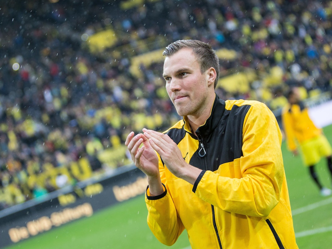 Kevin Großkreutz grüßt die Fans von Borussia Dortmund vor dem Spiel.