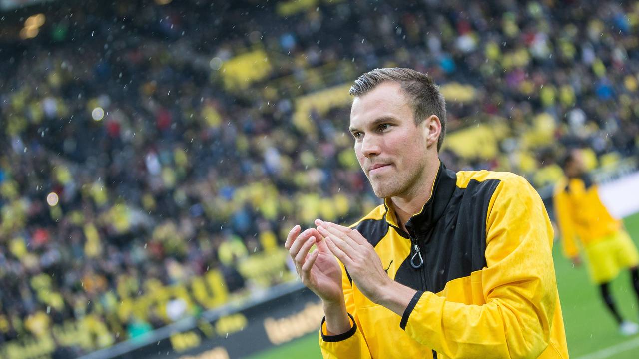 Kevin Großkreutz grüßt die Fans von Borussia Dortmund vor dem Spiel.