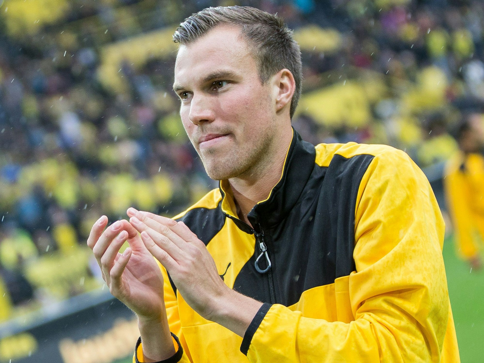 Kevin Großkreutz grüßt die Fans von Borussia Dortmund vor dem Spiel.
