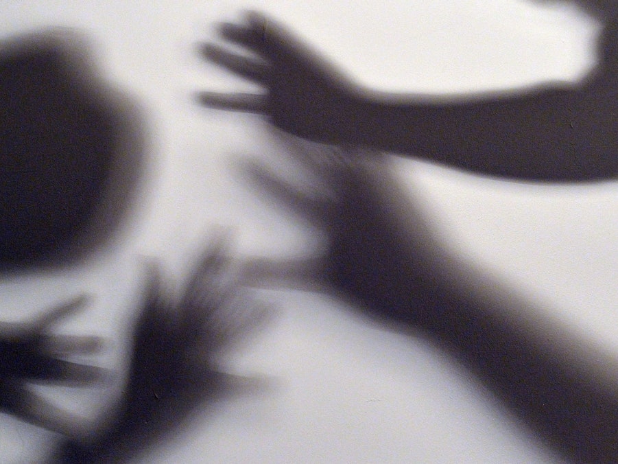 Horror bei „Goodbye Deutschland“: Die grausame Geschichte wird laut Julia S. nie enden. Die Geschichte mit ihrem Ex-Freund ist wahrlich ein schreckliches Drama. Das Symbolfoto (aufgenommen am 7. Juni 2016) zeigt den Schatten einer gewalttätigen Person, während eine andere Person versucht sich zu schützen.