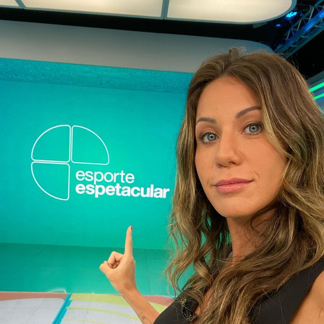 Bárbara Coelho posiert vor einer Aufzeichnung ihrer Show Esporte Espetacular