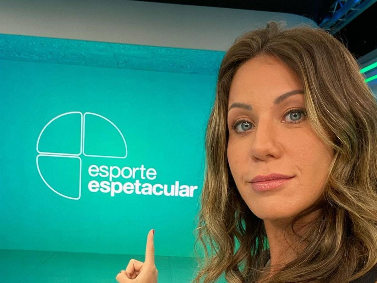 Bárbara Coelho posiert vor einer Aufzeichnung ihrer Show Esporte Espetacular