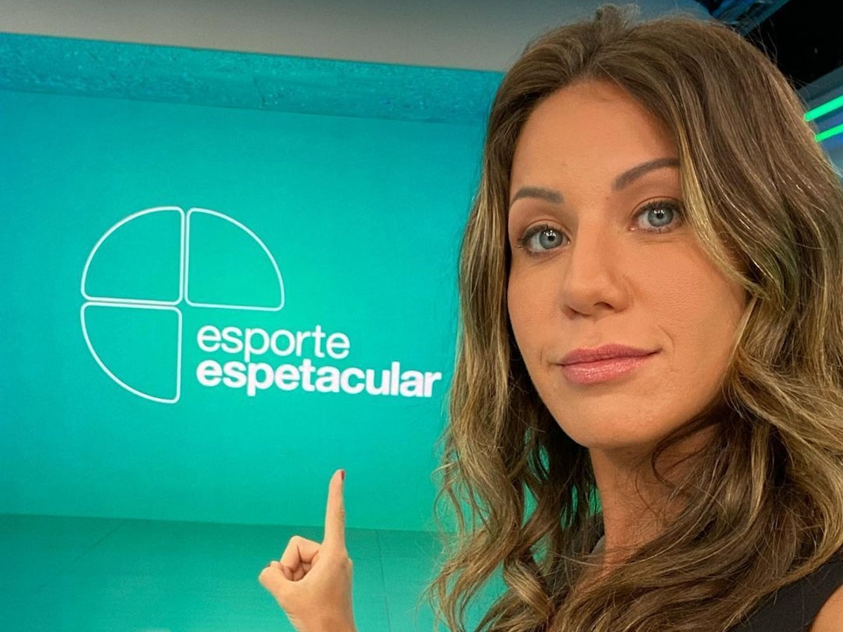 Bárbara Coelho posiert vor einer Aufzeichnung ihrer Show Esporte Espetacular