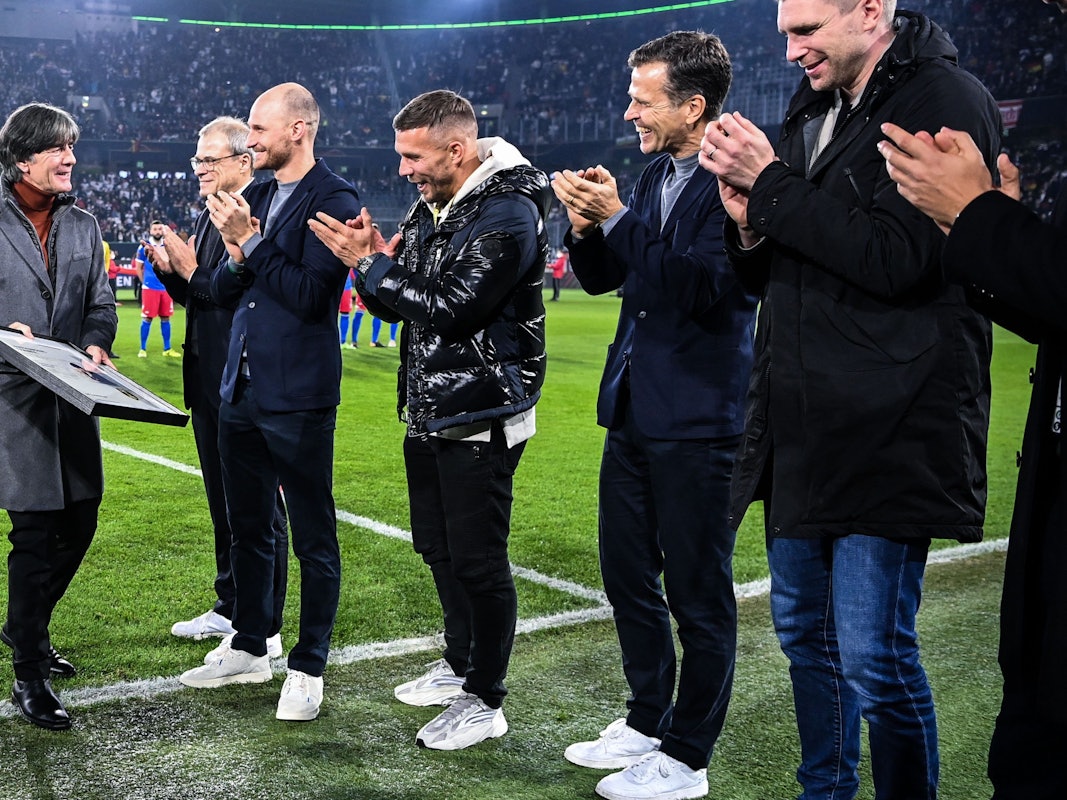 Lukas Podolski verabschiedet Joachim Löw beim DFB.