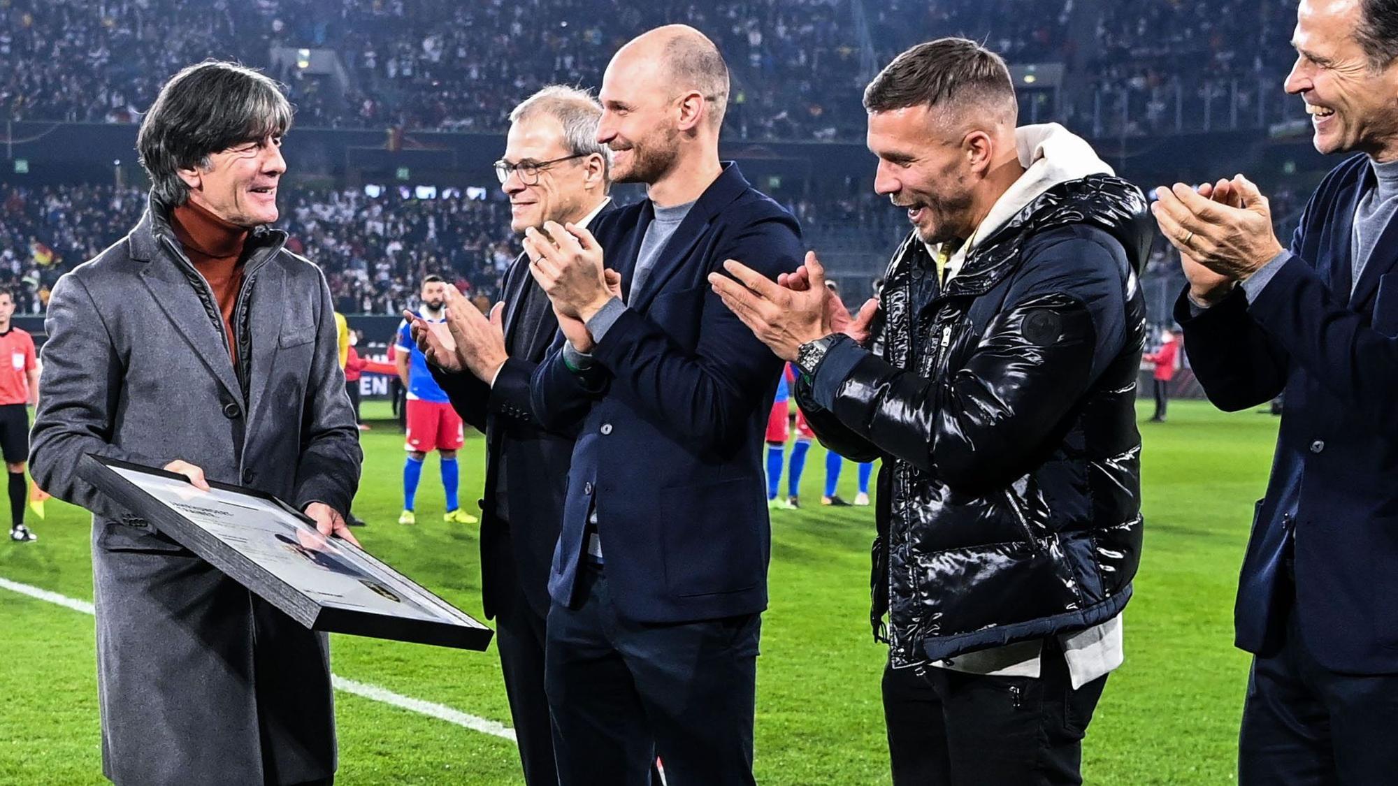 Lukas Podolski verabschiedet Joachim Löw beim DFB.