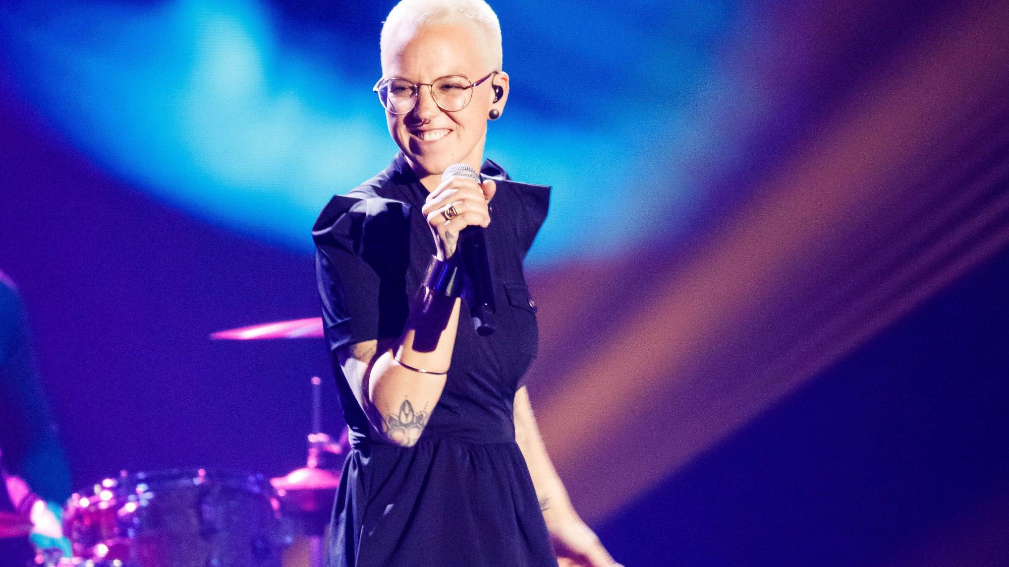 Die Musikerin Stefanie Heinzmann tritt während einer TV-Aufzeichnung auf.