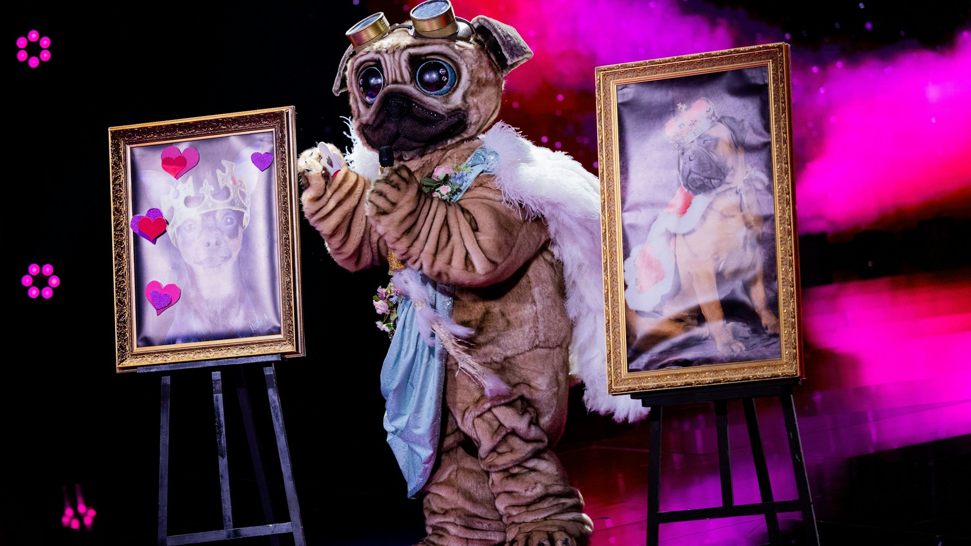 Der Mops steht in der „ProSieben“-Show „The Masked Singer“ auf der Bühne.