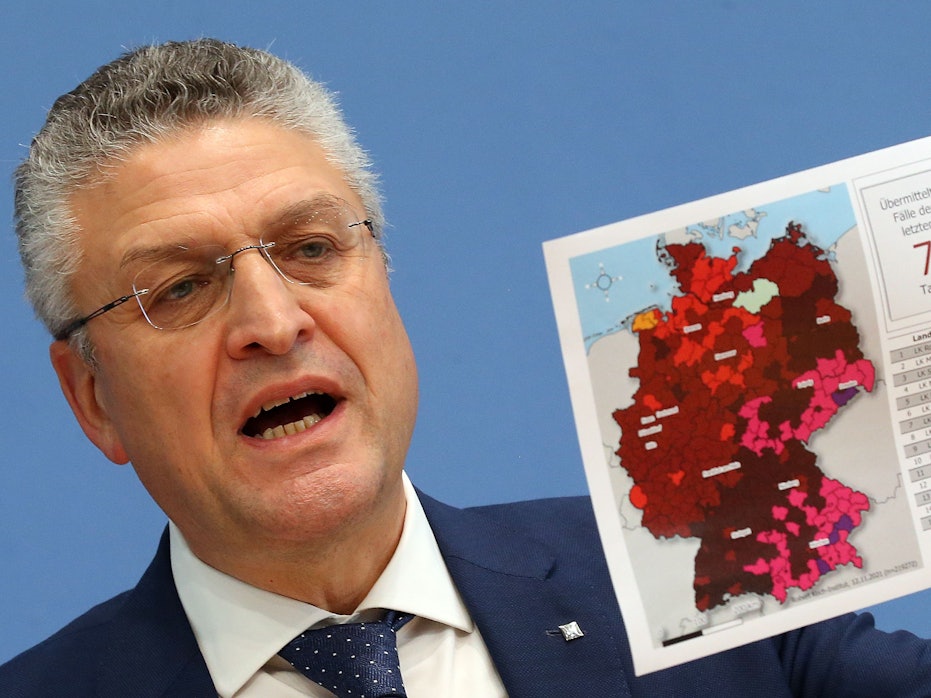 Lothar Wieler, RKI-Präsident, stellt vor der Bundespressekonferenz eine Grafik mit den neuesten Corona-Zahlen hoch und beantwortet Fragen von Journalisten. +++ dpa-Bildfunk +++