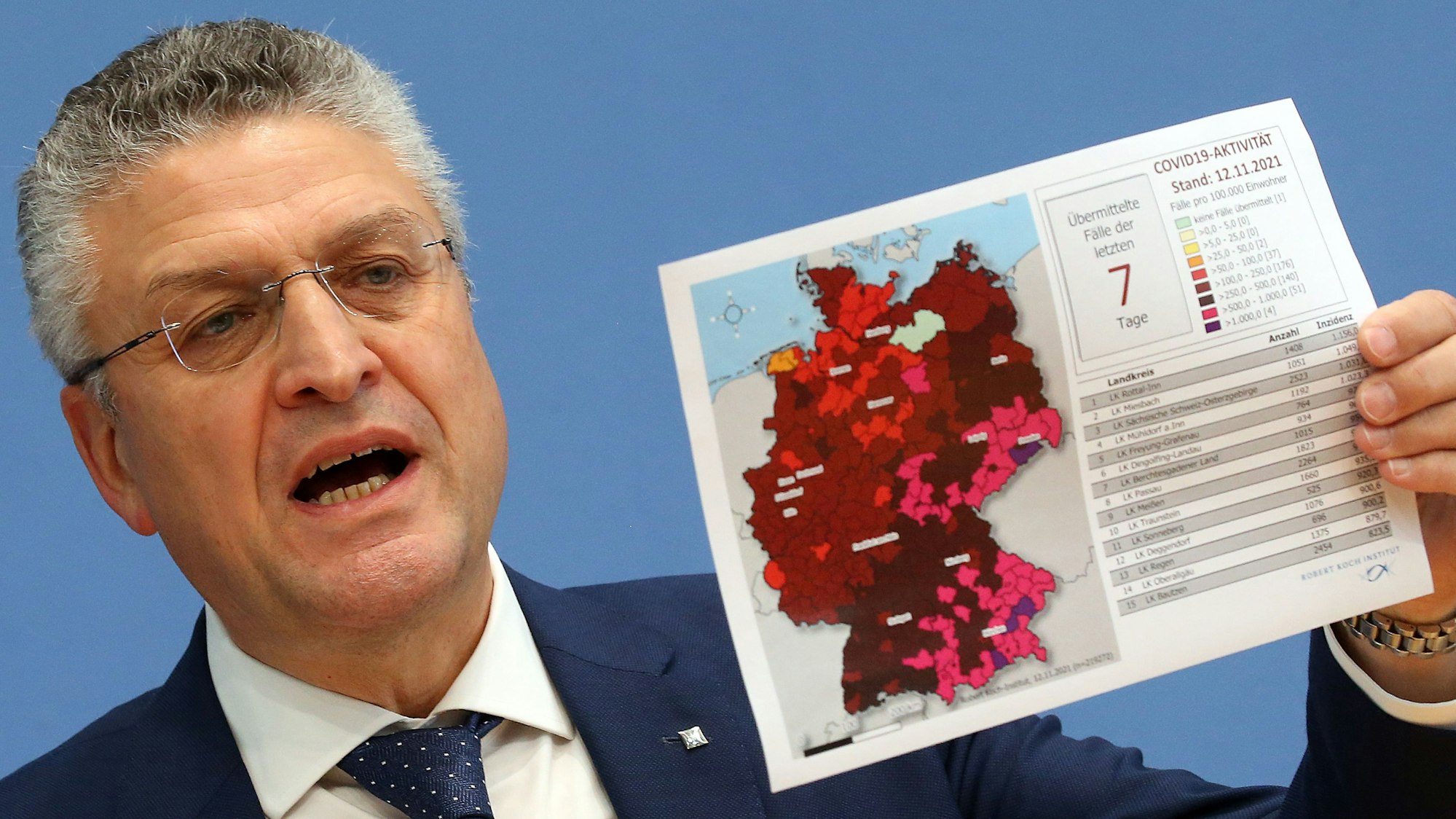Lothar Wieler, RKI-Präsident, stellt vor der Bundespressekonferenz eine Grafik mit den neuesten Corona-Zahlen hoch und beantwortet Fragen von Journalisten. +++ dpa-Bildfunk +++