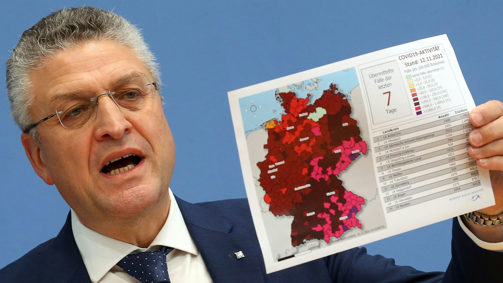 Lothar Wieler, RKI-Präsident, stellt vor der Bundespressekonferenz eine Grafik mit den neuesten Corona-Zahlen hoch und beantwortet Fragen von Journalisten. +++ dpa-Bildfunk +++