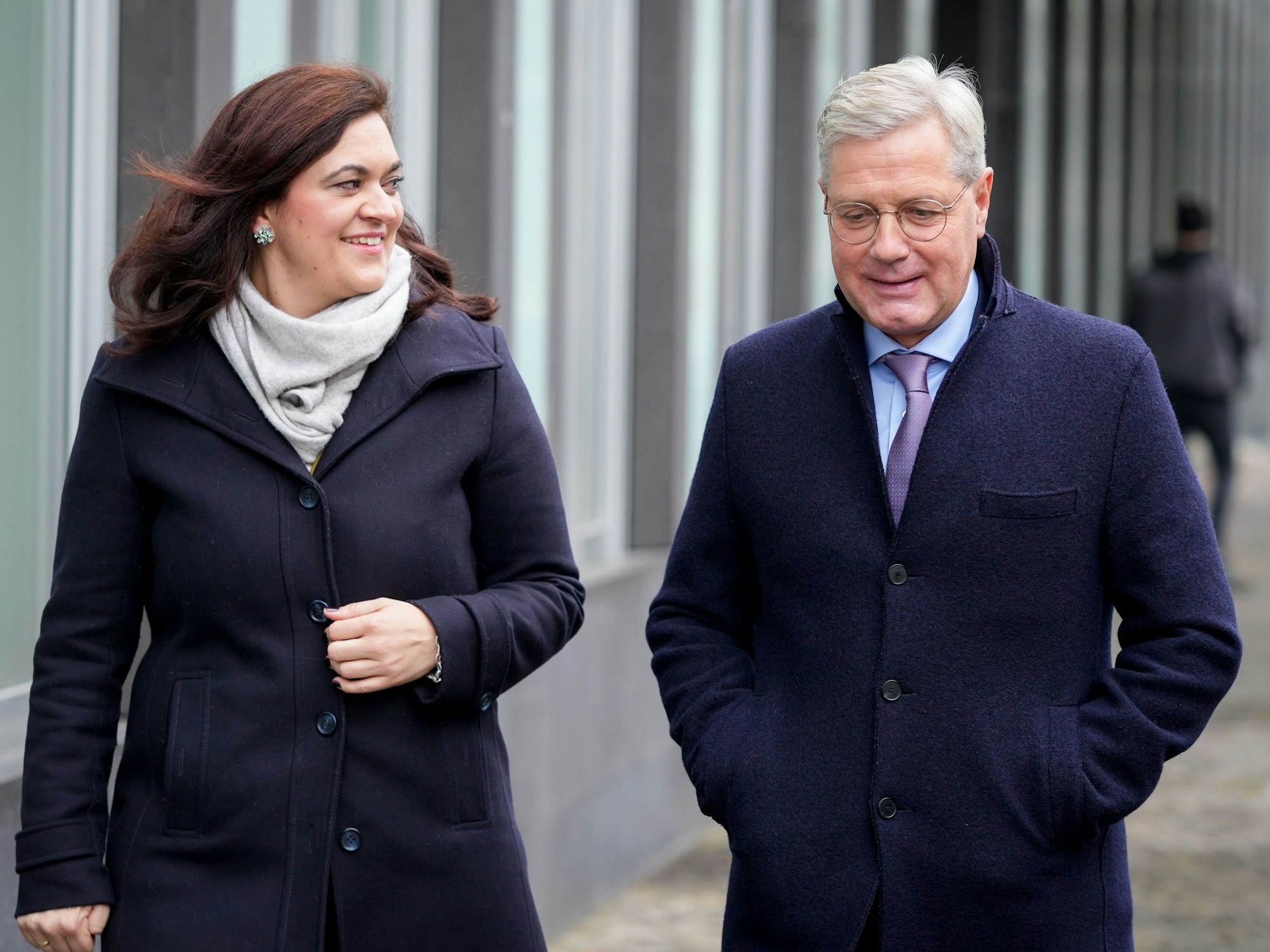 12.11.2021, Berlin: Norbert Röttgen, CDU-Bundestagsabgeordneter, und Franziska Hoppermann, CDU-Bundestagsabgeordnete, verlassen am 12.11.2021 nach ihrer Bekanntgabe der Kandidaturen zum Bundesvorsitzenden und zur Generalsekretärin der CDU gemeinsam die Bundespressekonferenz.