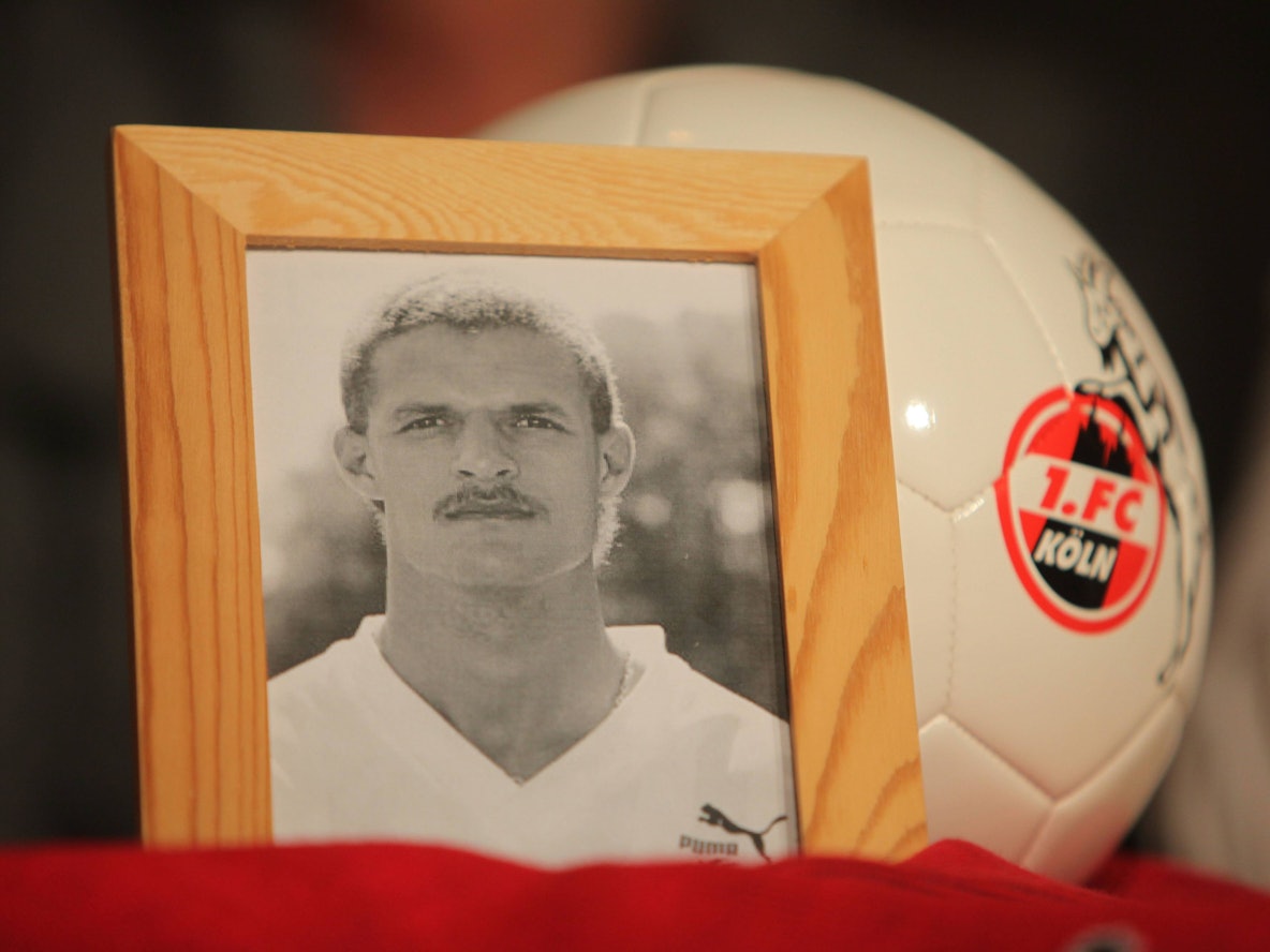 Ein Foto von Mucki Banach steht auf einem Tisch.