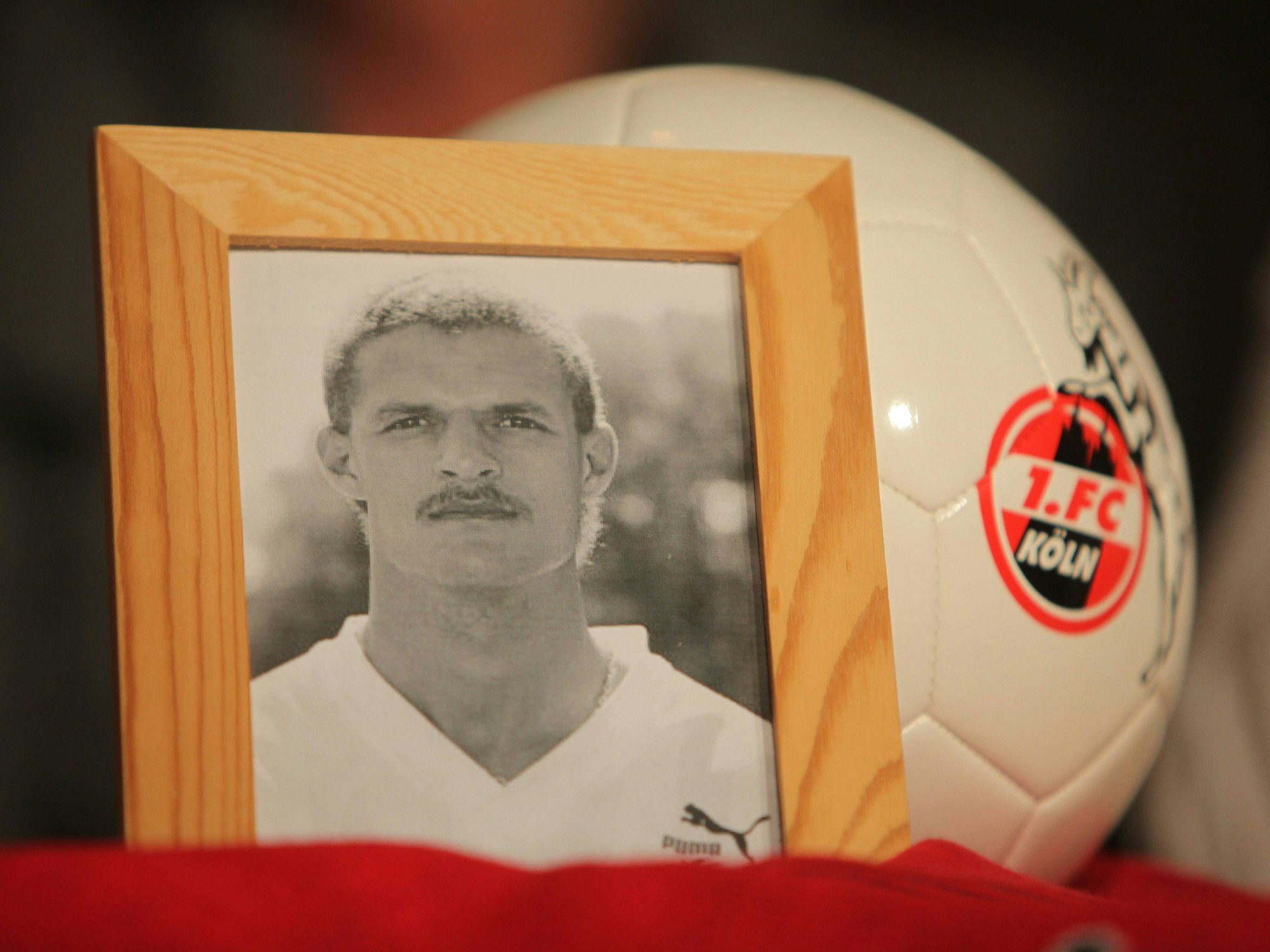 Ein Foto von Mucki Banach steht auf einem Tisch.