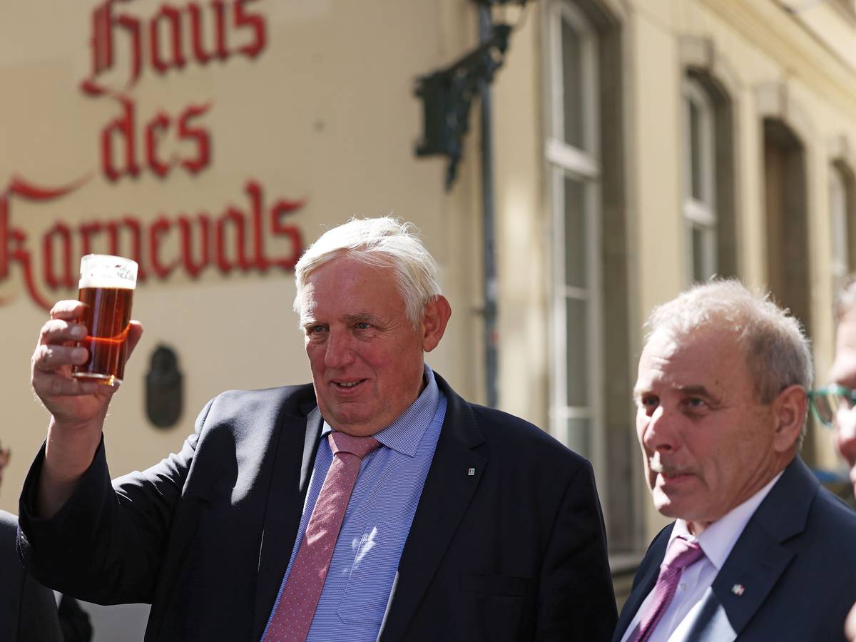 Karl-Josef Laumann (CDU) Gesundheitsminister in Nordrhein-Westfalen prostet am 24. August 2021 in Düsseldorf mit einem Altbier Vertretern der Schausteller, Schützen und Karnevalisten zu.