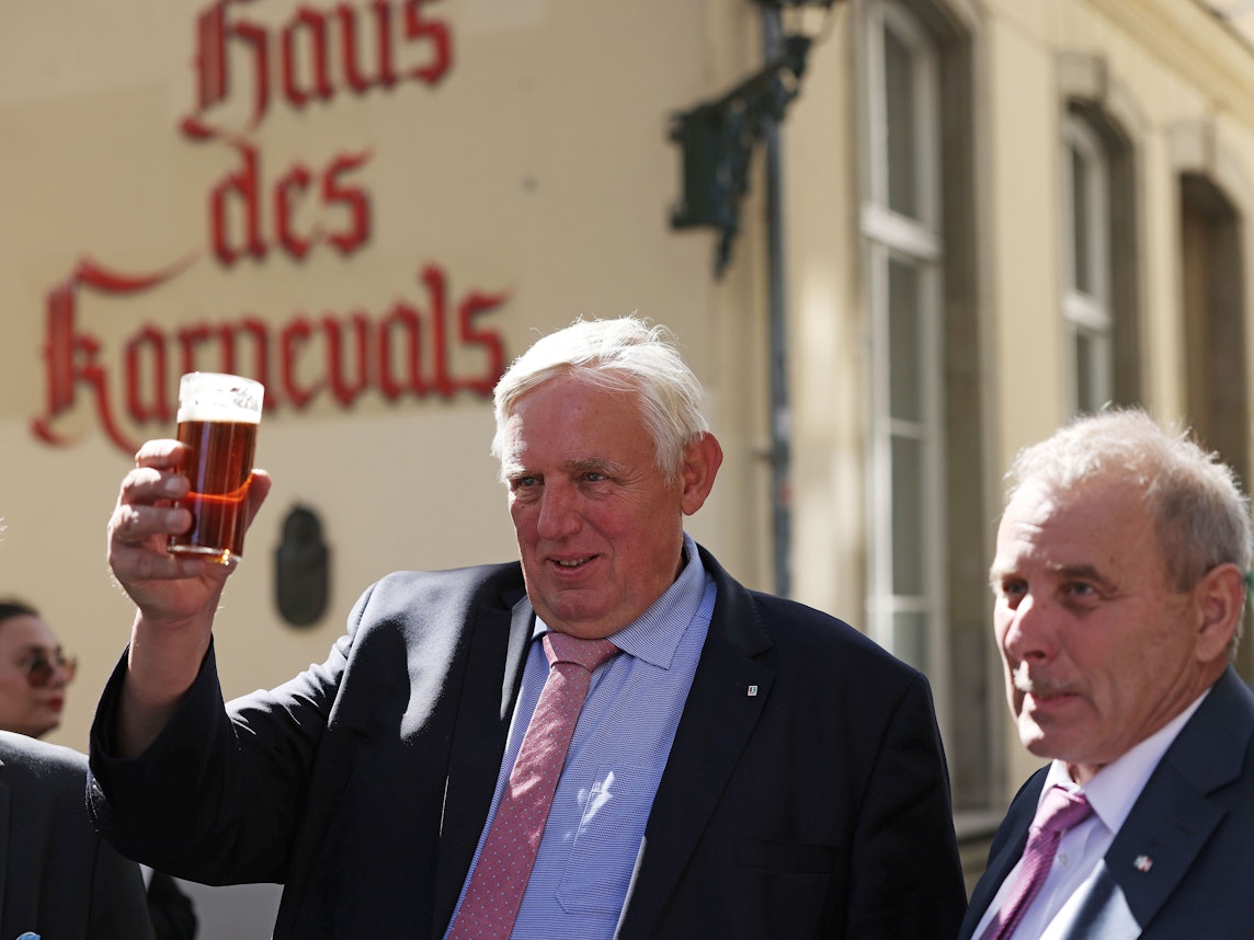Karl-Josef Laumann (CDU) Gesundheitsminister in Nordrhein-Westfalen prostet am 24. August 2021 in Düsseldorf mit einem Altbier Vertretern der Schausteller, Schützen und Karnevalisten zu.