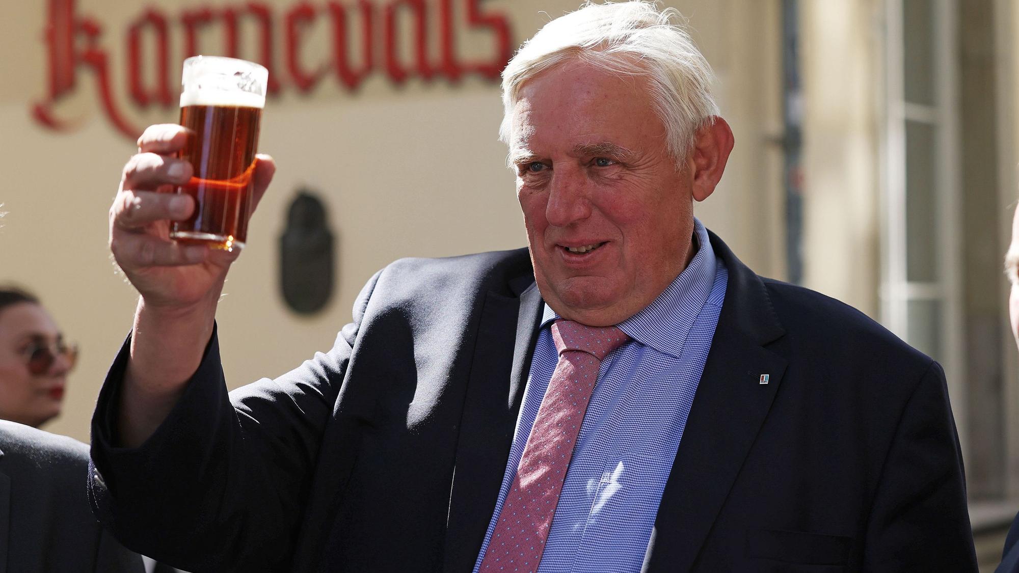 Karl-Josef Laumann (CDU) Gesundheitsminister in Nordrhein-Westfalen prostet am 24. August 2021 in Düsseldorf mit einem Altbier Vertretern der Schausteller, Schützen und Karnevalisten zu.