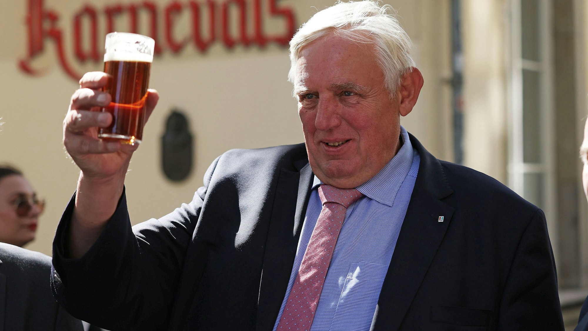 Karl-Josef Laumann (CDU) Gesundheitsminister in Nordrhein-Westfalen prostet am 24. August 2021 in Düsseldorf mit einem Altbier Vertretern der Schausteller, Schützen und Karnevalisten zu.