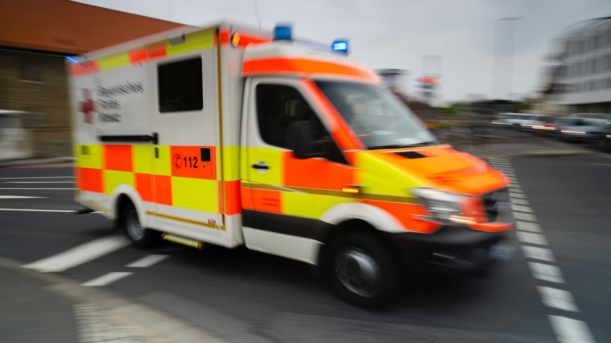 Ein Rettungswagen fährt mit Blaulicht durch Schweinfurt.