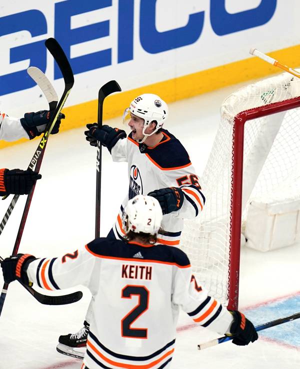 Eishockey-Center Leon Draisaitl feiert mit seinen Oilers-Mitspielern seinen Treffer gegen die Boston Bruins