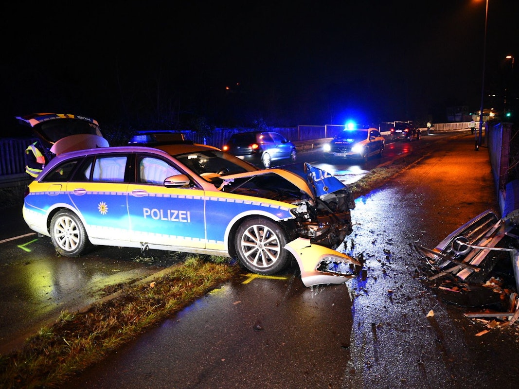 Ein Streifenwagen steht stark beschädigt schräg auf der Fahrbahn.