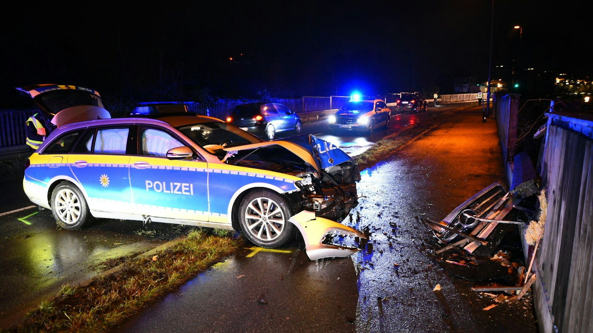 Ein Streifenwagen steht stark beschädigt schräg auf der Fahrbahn.