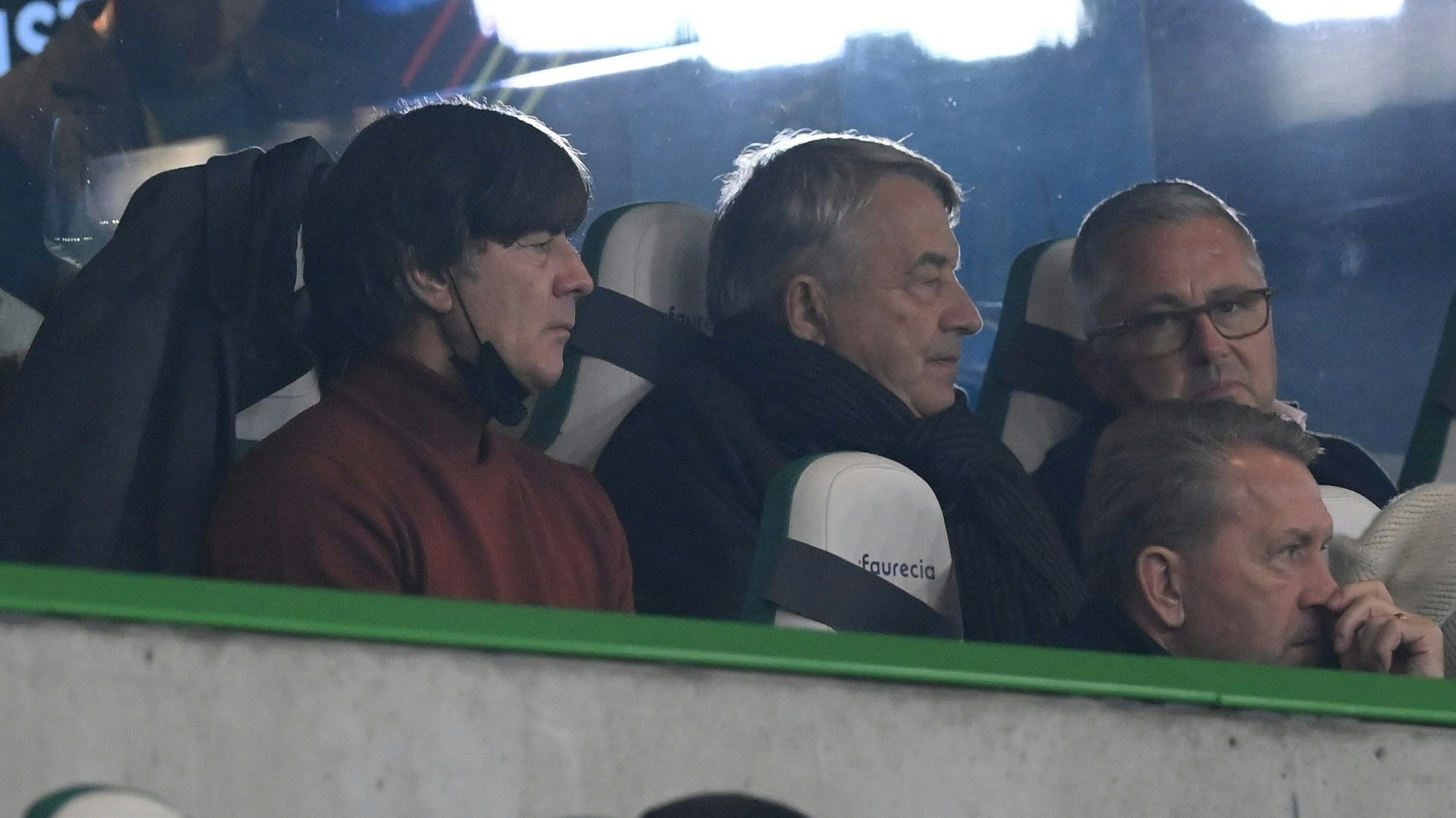 Joachim Löw sitzt auf der Tribüne neben Wolfgang Niersbach.