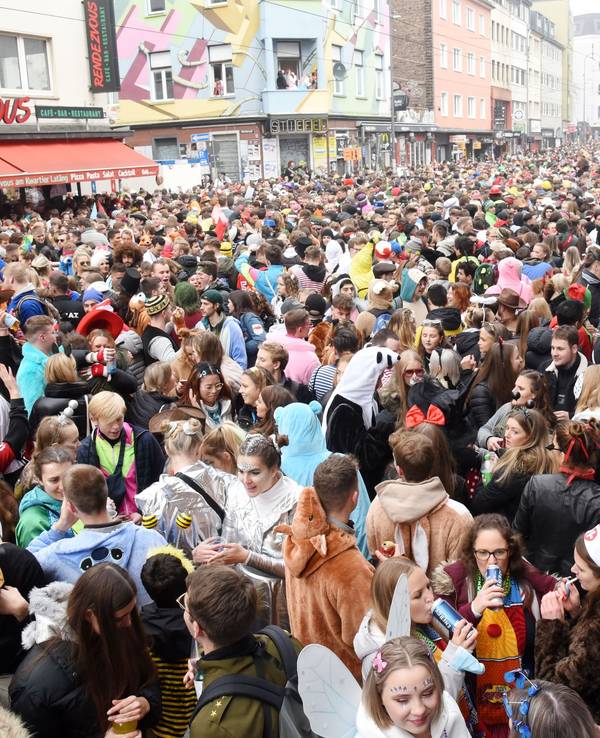 Menschenmassen auf der Zülpicher Straße