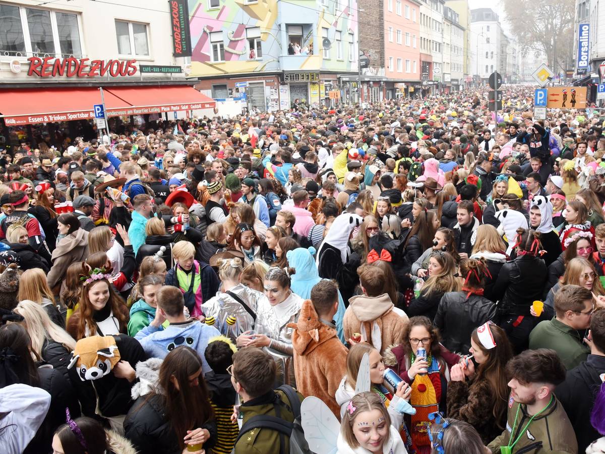 Menschenmassen auf der Zülpicher Straße