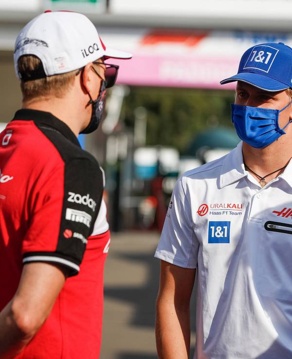 Mick Schumacher spricht im Fahrerlager der Formel 1 mit Kimi Räikkönen.