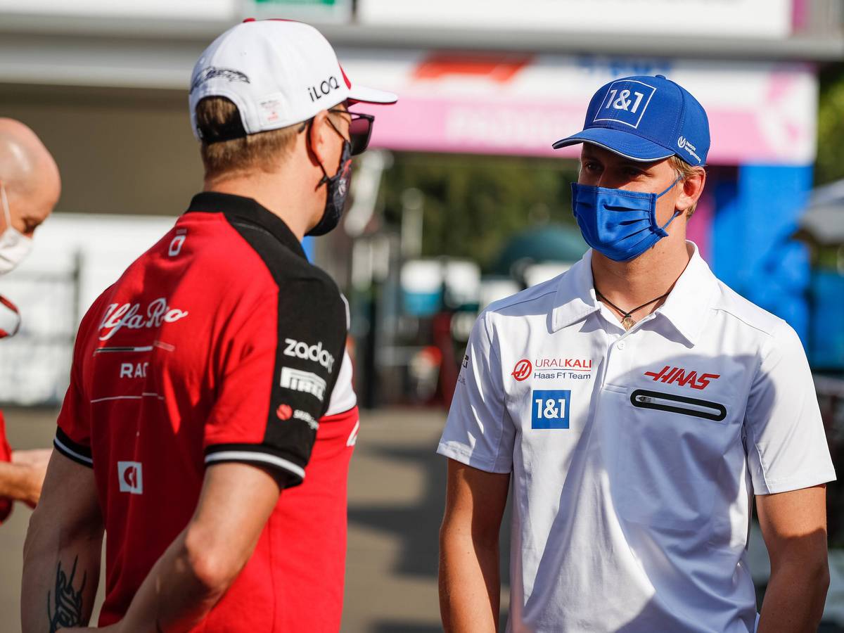 Mick Schumacher spricht im Fahrerlager der Formel 1 mit Kimi Räikkönen.
