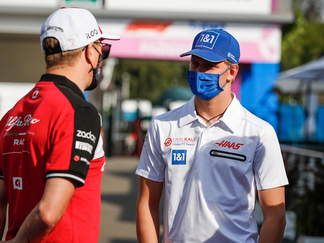 Mick Schumacher spricht im Fahrerlager der Formel 1 mit Kimi Räikkönen.