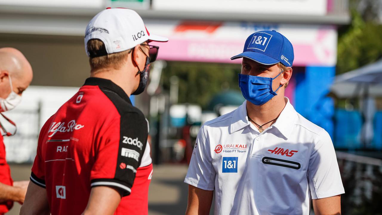 Mick Schumacher spricht im Fahrerlager der Formel 1 mit Kimi Räikkönen.