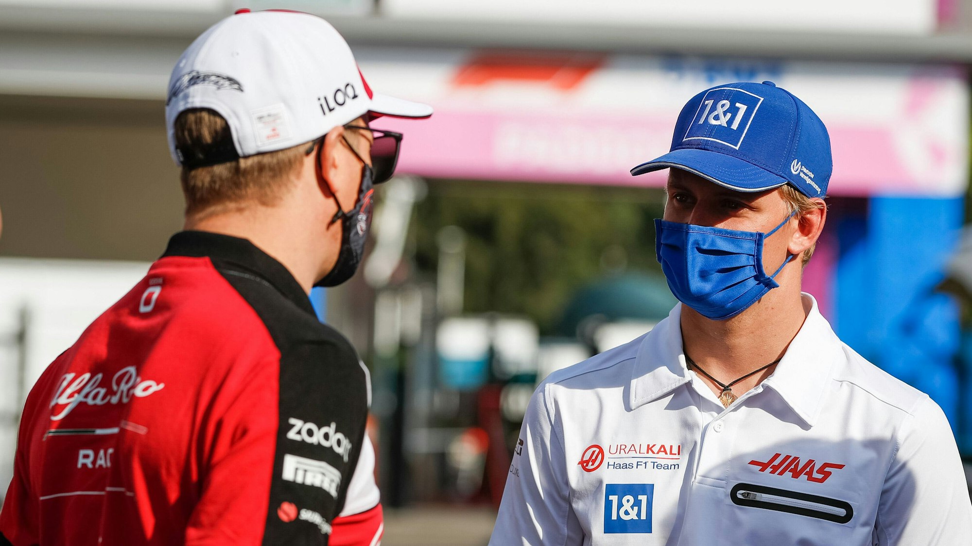 Mick Schumacher spricht im Fahrerlager der Formel 1 mit Kimi Räikkönen.