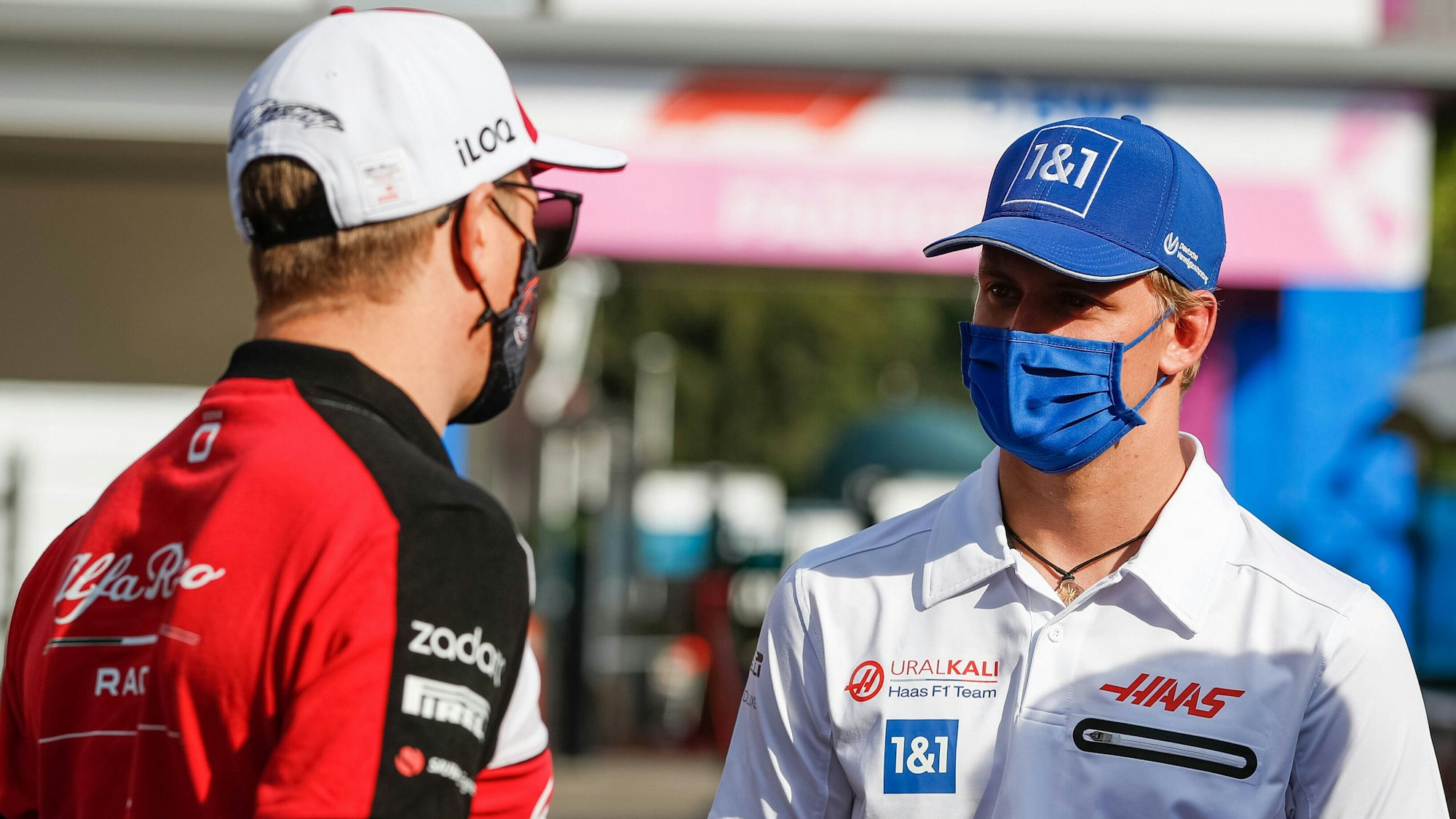 Mick Schumacher spricht im Fahrerlager der Formel 1 mit Kimi Räikkönen.