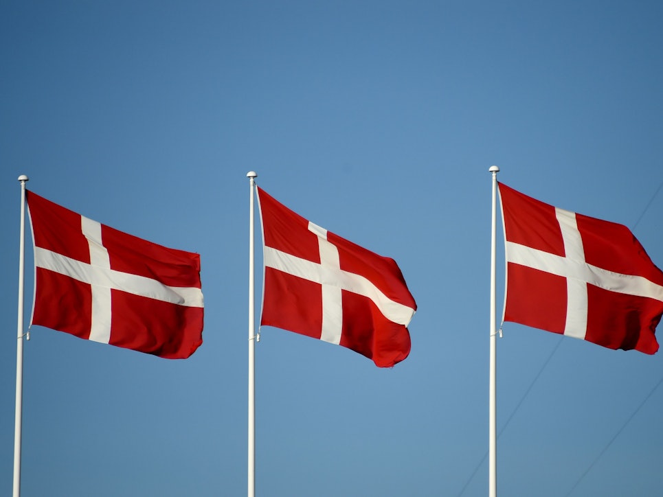Auf dem Foto (aufgenommen am 23. November 2016) sind drei dänische Flaggen zu sehen.