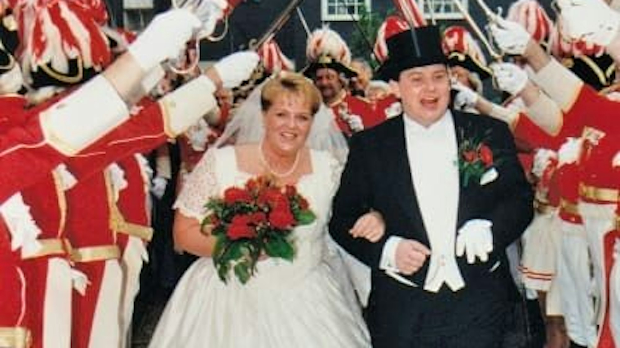 Thomas Cüpper und seine Ehefrau Cerstin, feiern am 26.10.2021 ihre Silberhochzeit. Kirchlich geheiratet wurde am 26.10.1996 in der St. Clemens Kirche in Paffrath.Vor der Türe wurde sie von der Prinzengarde Bergisch Gladbach empfangen. Foto: Privat/Cüpper