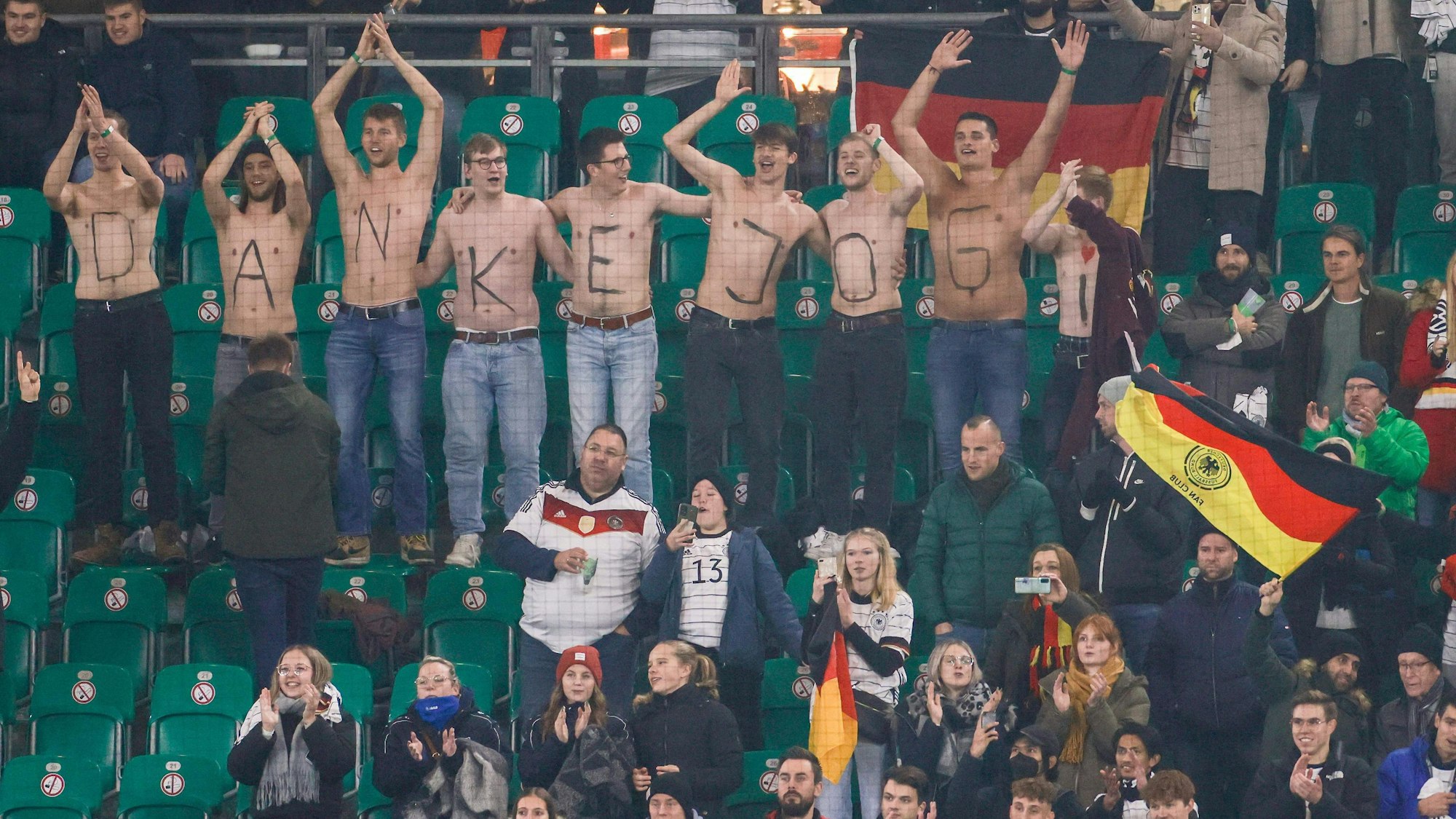 Deutsche Fans feiern Joachim Löw mit freiem Oberkörper.