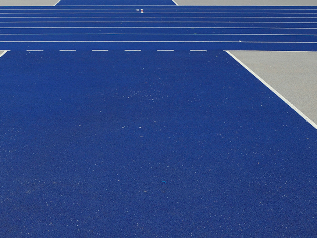 Das Foto zeigt die blaue 400-Meter-Tartanbahn im Berliner Olympiastadion.