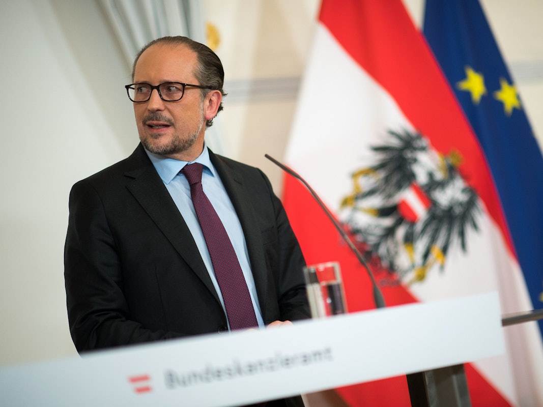 Alexander Schallenberg (ÖVP), Bundeskanzler von Österreich, spricht auf einer Pressekonferenz nach einer Krisensitzung mit den Ministerpräsidenten. Bei einer weiteren dramatischen Verschärfung der Corona-Situation droht ungeschützten Menschen in Österreich ein Lockdown.