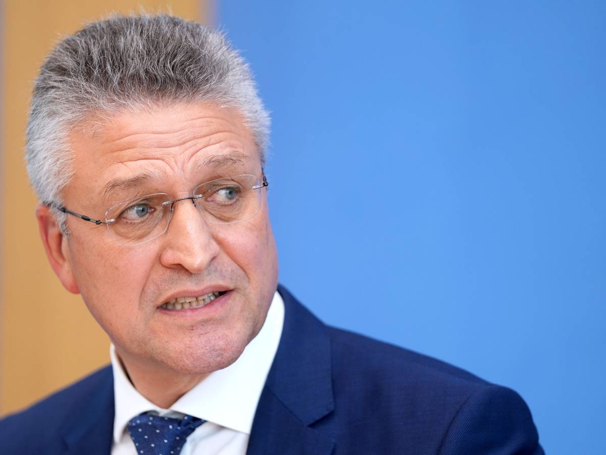 Die Corona-Lage spitzt sich zu: Das RKI fordert, dass es massive Einschränkungen für die Deutschen gibt, um dem Pandemie-Geschen irgendwie Herr zu werden. Unser Foto zeigt Lothar H. Wieler, den Chef des RKI am 3. November 2021 in Berlin.