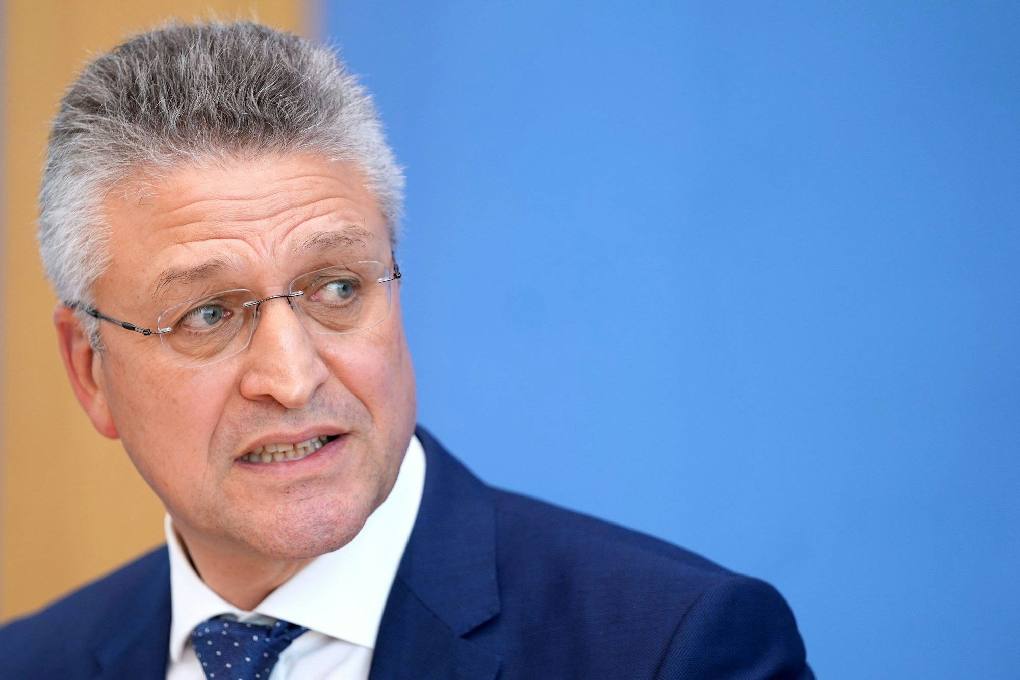 Die Corona-Lage spitzt sich zu: Das RKI fordert, dass es massive Einschränkungen für die Deutschen gibt, um dem Pandemie-Geschen irgendwie Herr zu werden. Unser Foto zeigt Lothar H. Wieler, den Chef des RKI am 3. November 2021 in Berlin.
