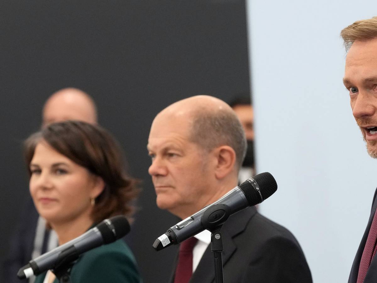 Auf dem Foto sieht man Annalena Baerbock (links), Olaf Scholz (mittig) und Christian Lindner (rechts).