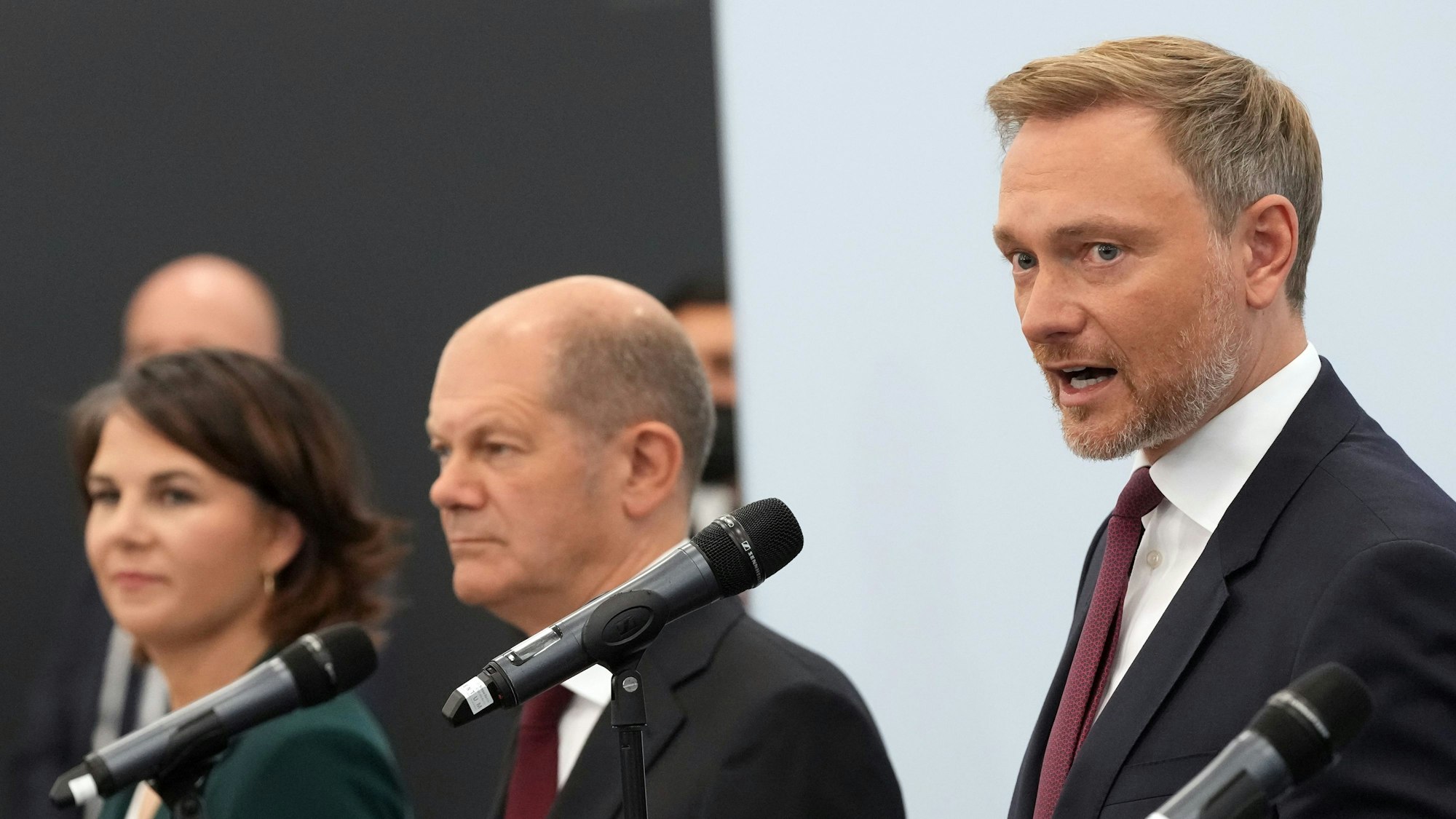 Auf dem Foto sieht man Annalena Baerbock (links), Olaf Scholz (mittig) und Christian Lindner (rechts).